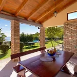 度假居 Beautiful Home In Rukavac *