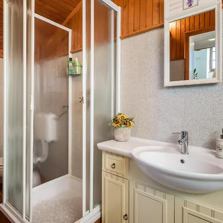 Vakantiehuis Amazing In With 2 Bedrooms, Wifi&outdoor Swimming Pool *