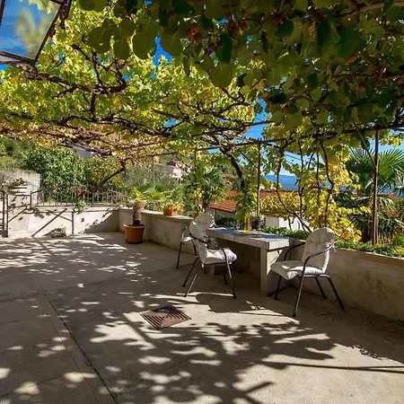 Vakantiehuis Amazing In With 2 Bedrooms, Wifi&outdoor Swimming Pool *