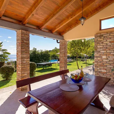 Vakantiehuis Amazing In With 2 Bedrooms, Wifi&outdoor Swimming Pool *