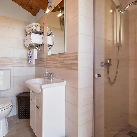 Amazing In With 2 Bedrooms, Wifi&outdoor Swimming Pool * Rukavac (Primorje-Gorski Kotar)