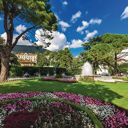 Vakantiehuis Amazing In With 2 Bedrooms, Wifi&outdoor Swimming Pool