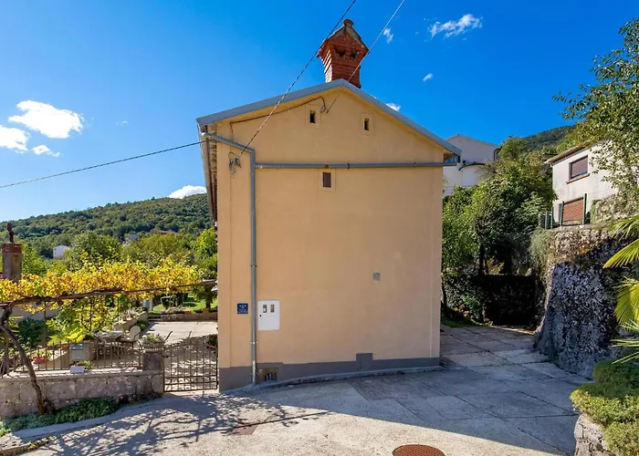 2 Bedroom Cozy In 펜션 Rukavac (Primorje-Gorski Kotar)